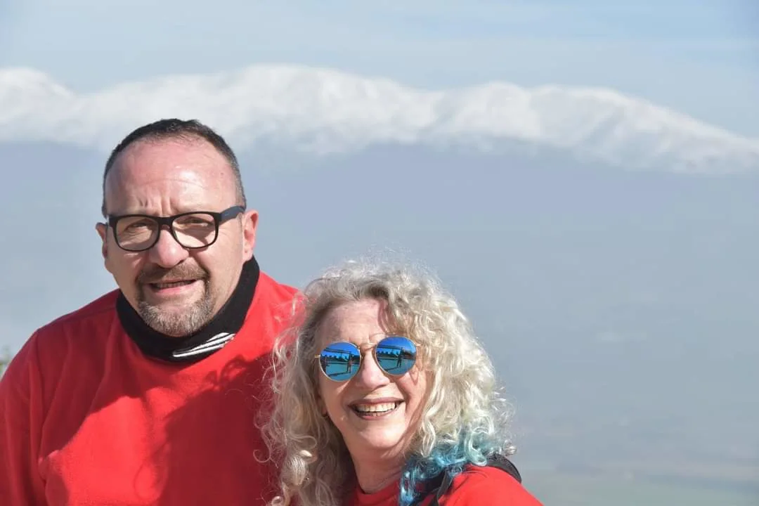 לורן מורלי, נהג האוטובוס שנפצע בפיגוע בבקעה, עם בת זוגו שירי פאר