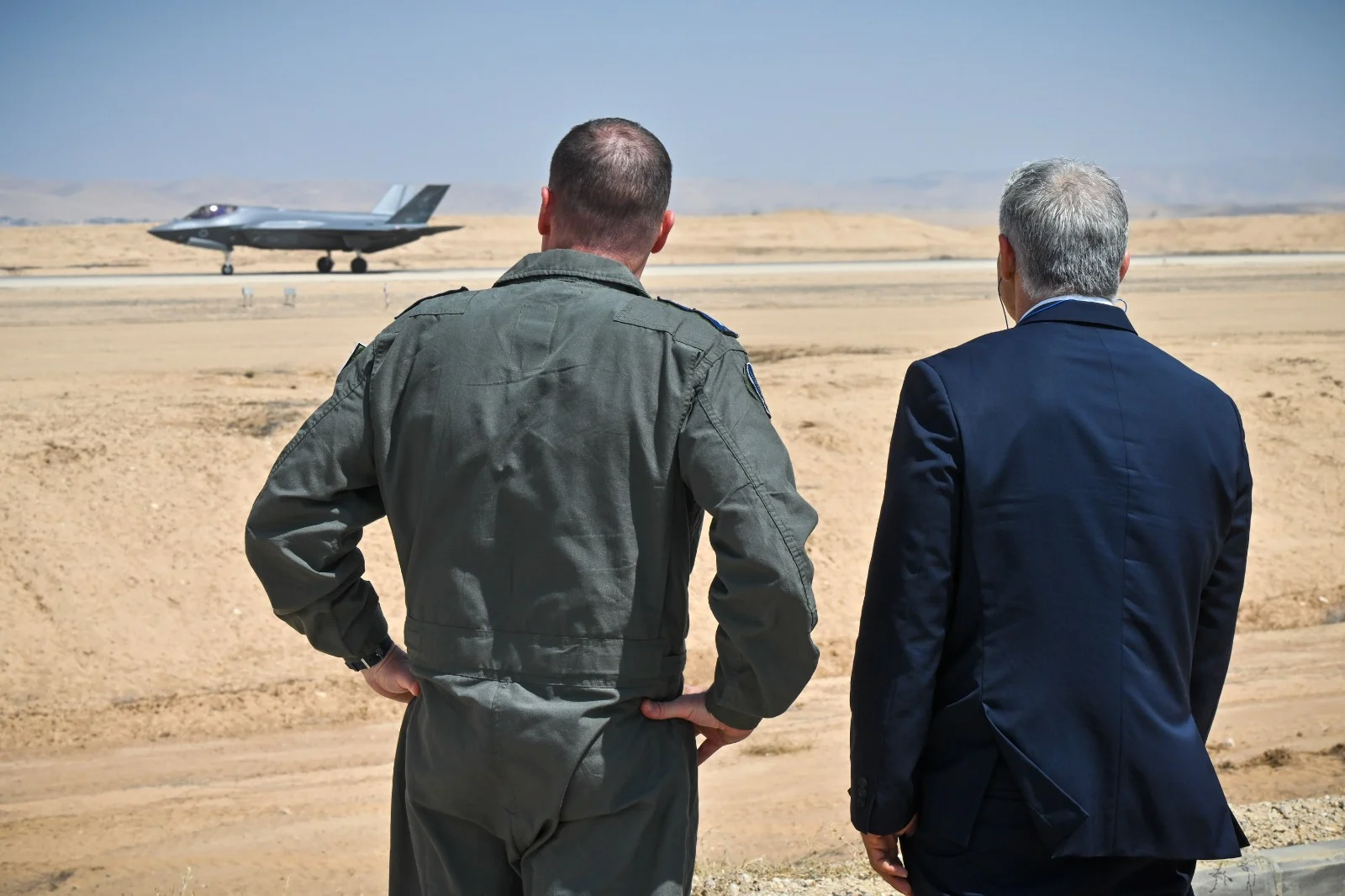 ראש הממשלה יאיר לפיד ומפקד חיל האוויר אלוף תומר בר