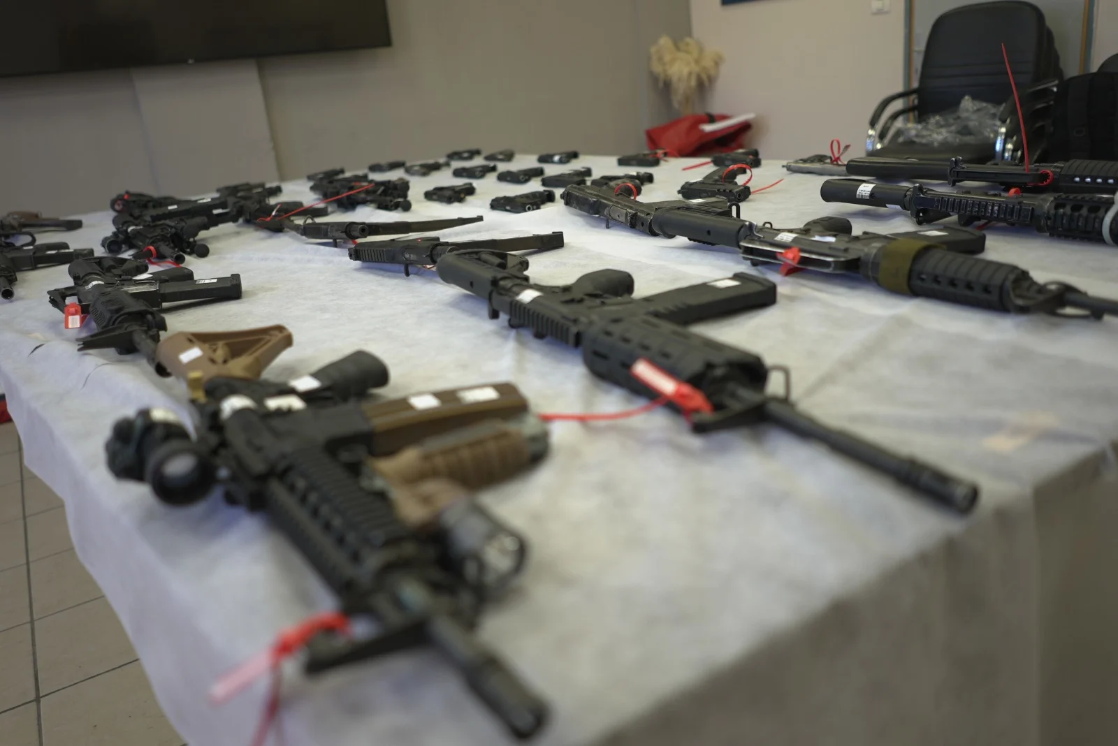 כלי נשק שנתפסו בפשיטה בעקבות פעולה של סוכן סמוי