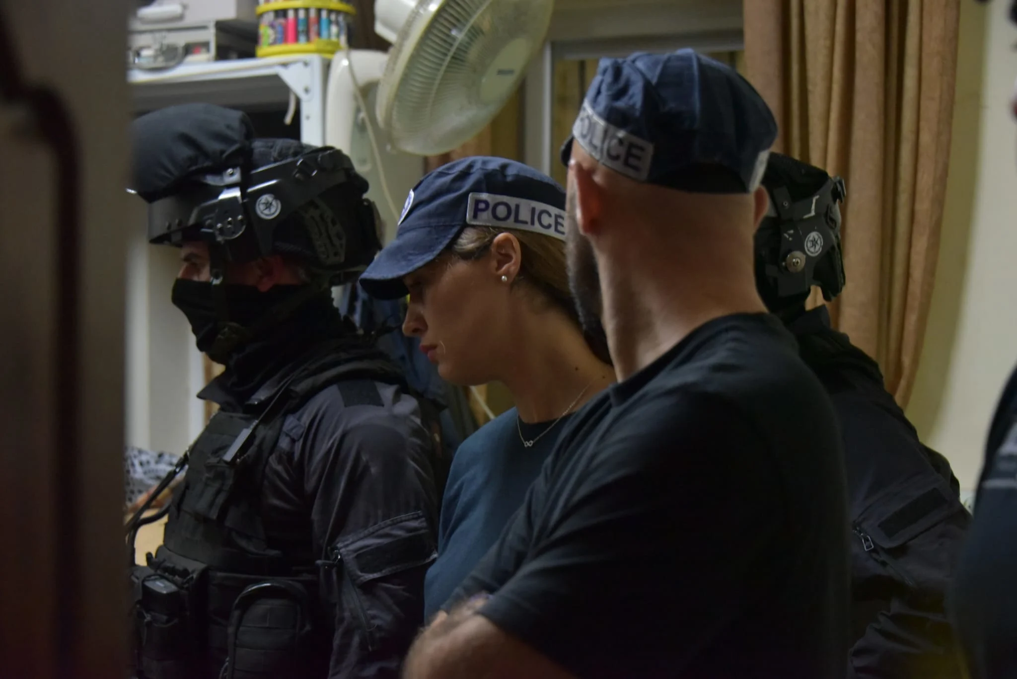 שוטרים במהלך הפשיטה שביצעו הלילה