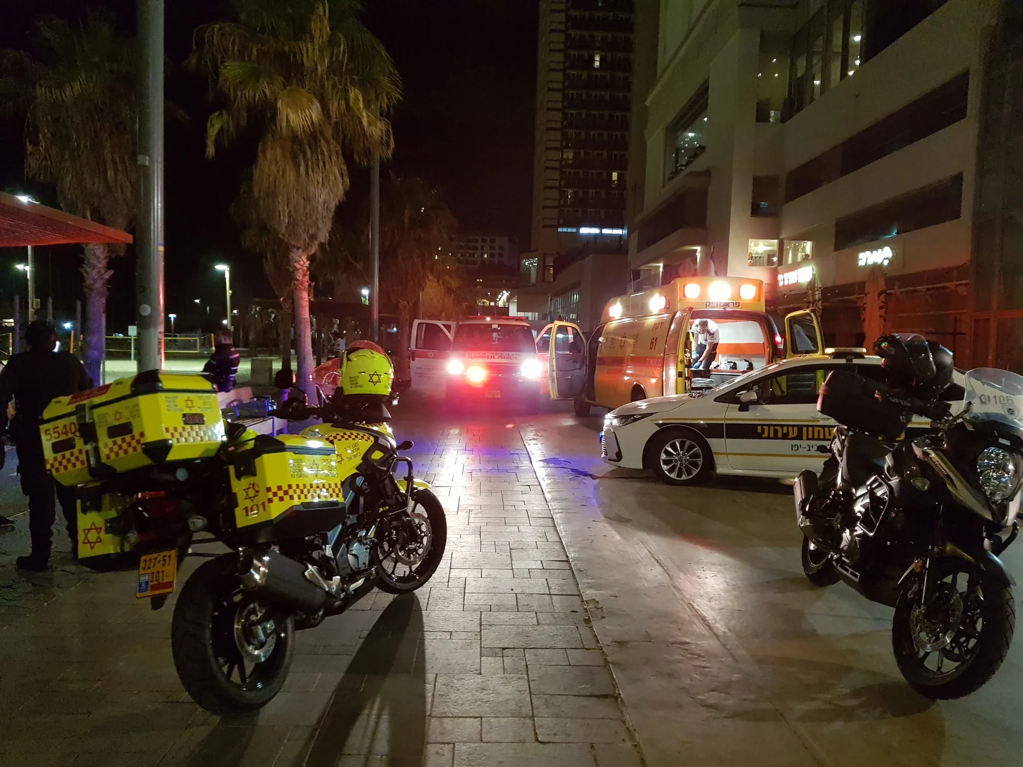 צוותי מד''א סמוך לחוף גורדון בתל אביב
