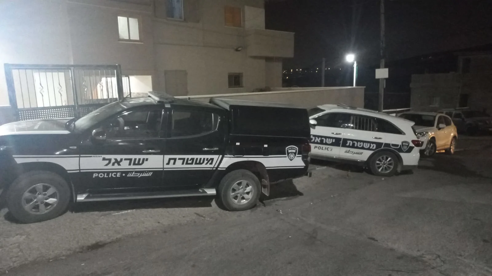 ניידות משטרה מחוץ לביתו של החשוד בנחף