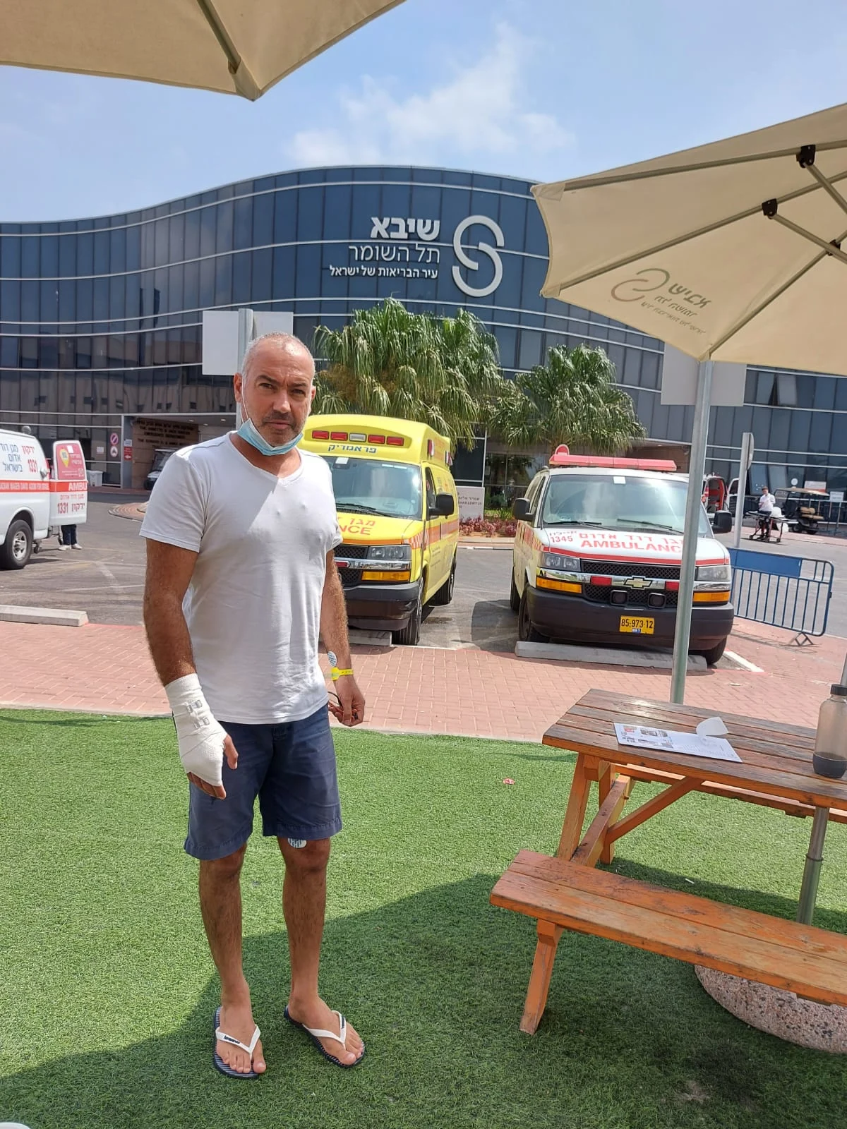 הפינוי של גל לשיבא והחבישה בידו