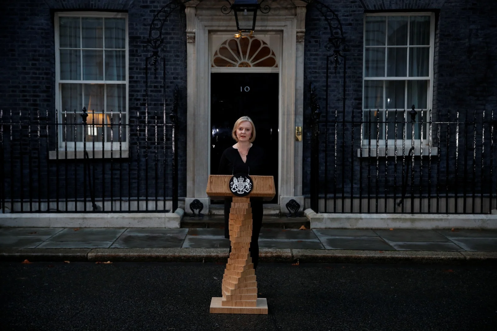 ראש ממשלת בריטניה ליז טראס סופדת למלכה אליזבת