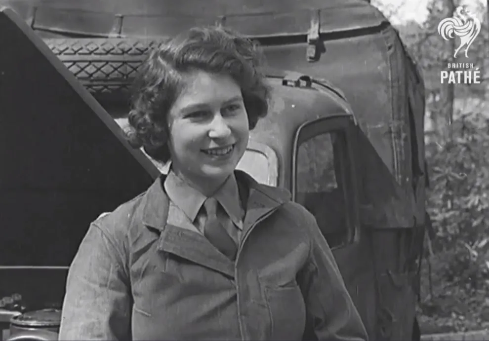 המלכה אליזבת, האישה הראשונה בבית המלוכה ששירתה בצבא הבריטי