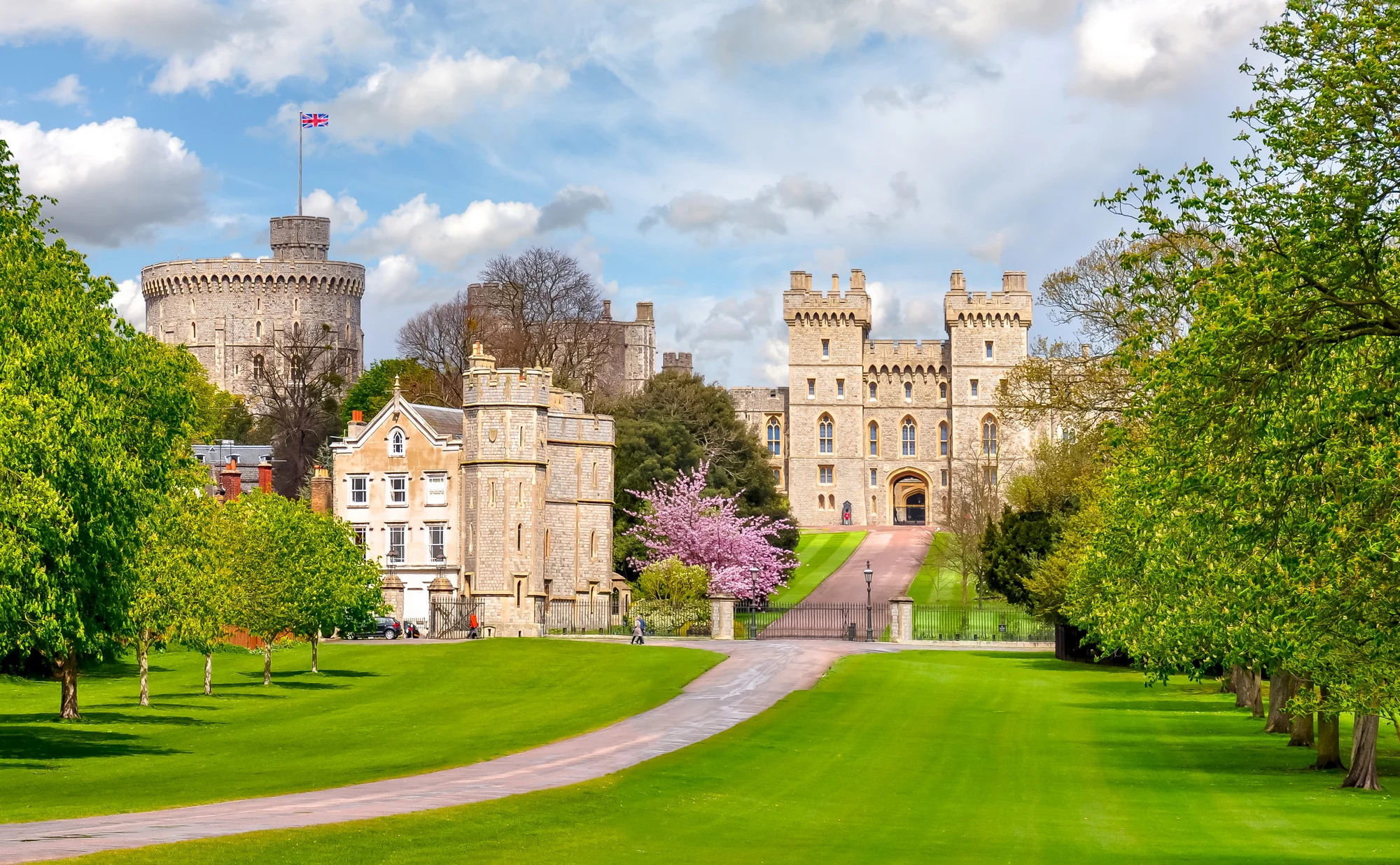 Long,walk,to,windsor,castle,in,spring,,london,suburbs,,uk