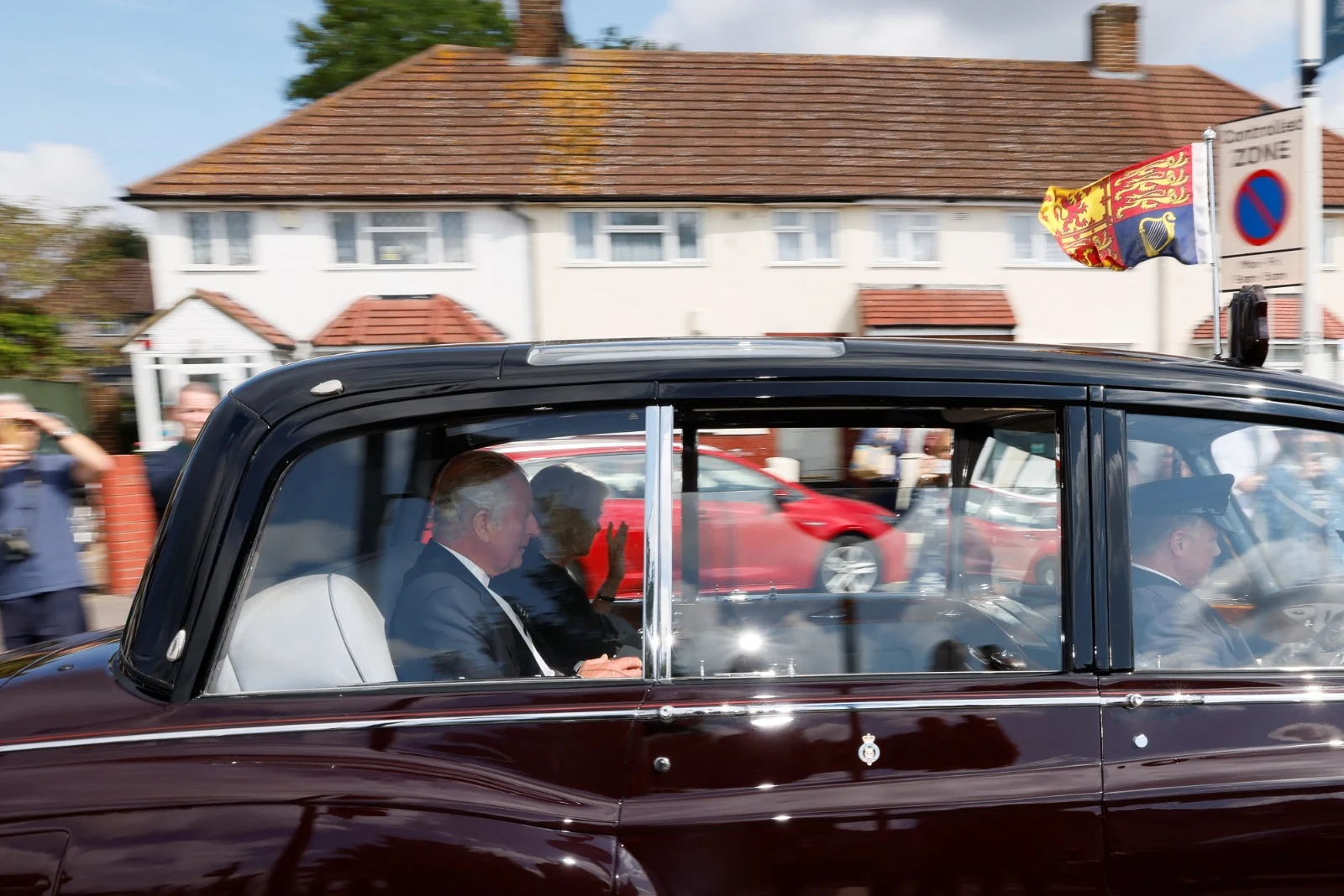 צ'ארלס יוצא מסקוטלנד בדרכו ללונדון