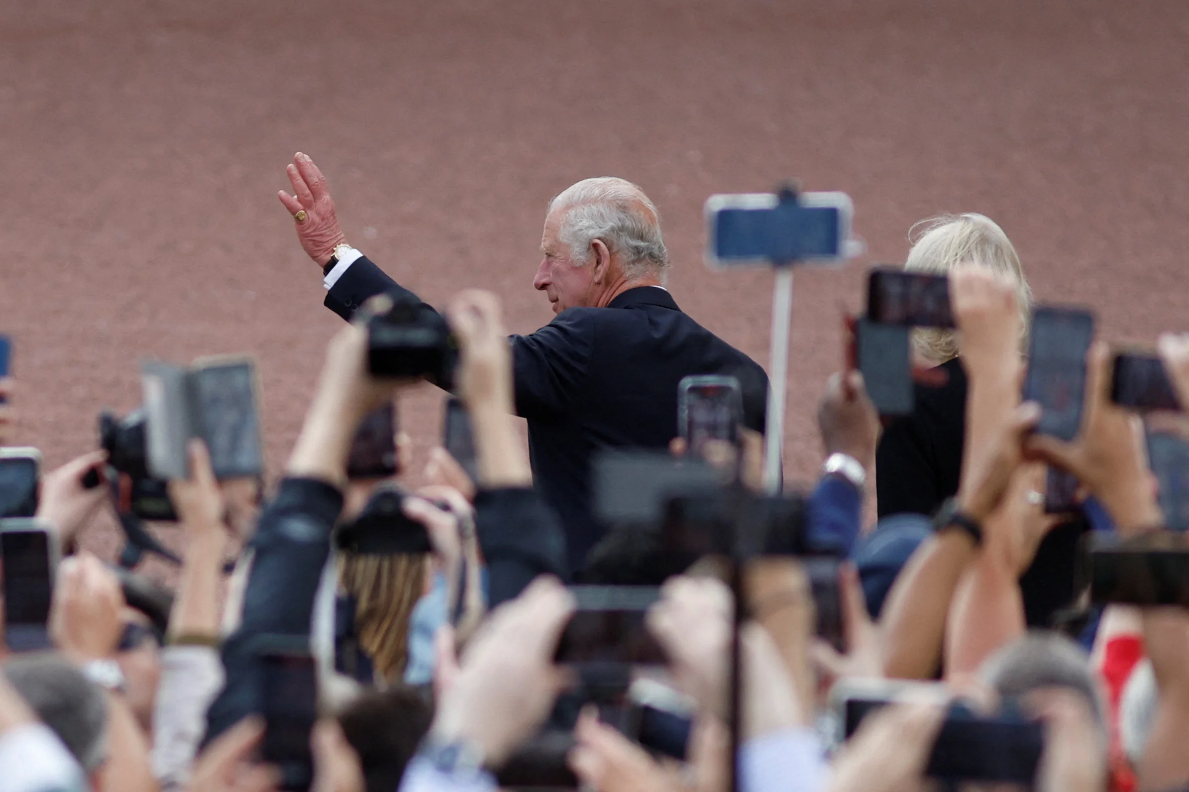 המלך החדש צ'ארלס השלישי מתקבל בארמון בקינגהאם