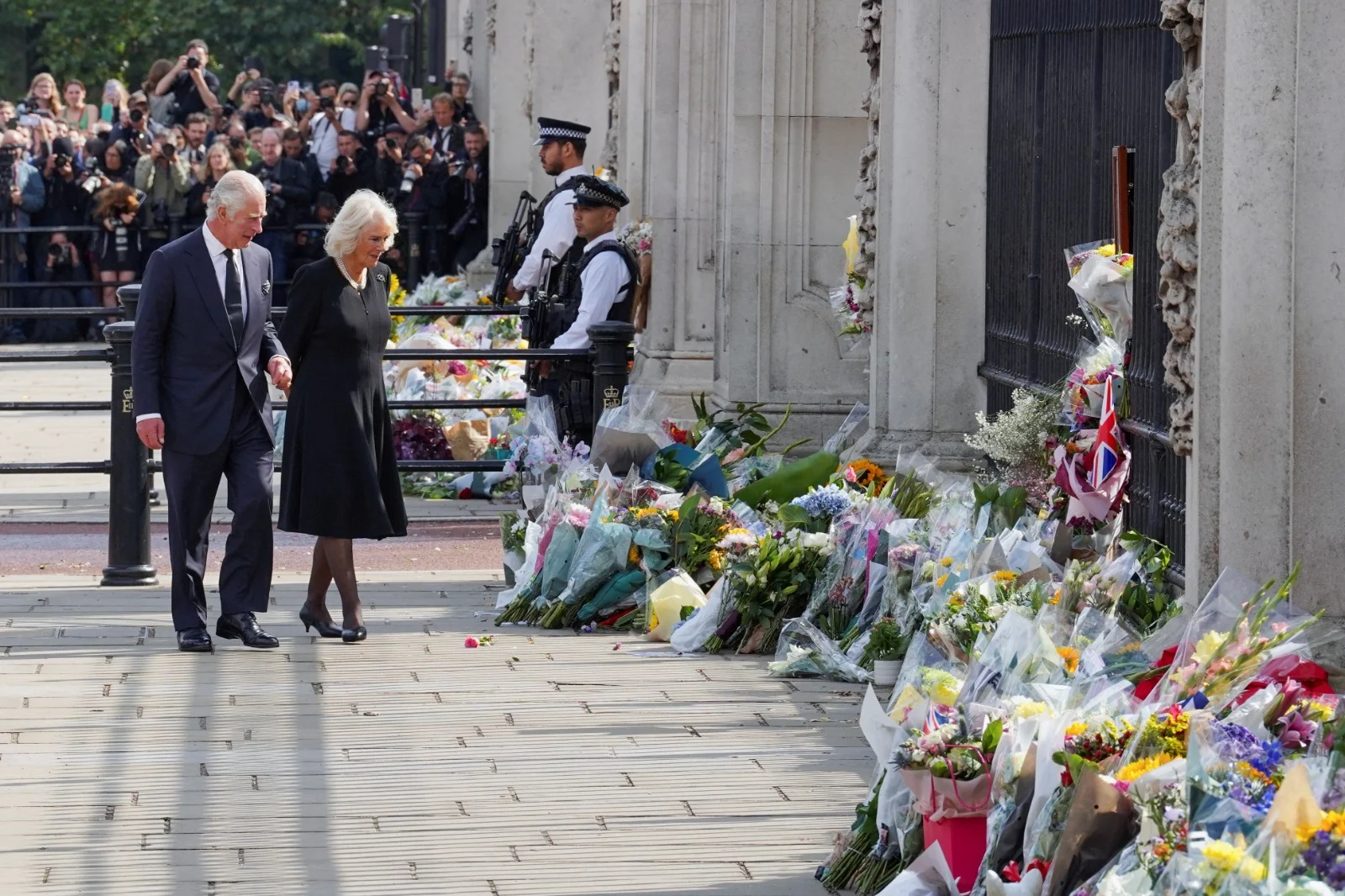 המלך צ'ארלס ורעייתו קמילה מחוץ לארמון בקינגהאם