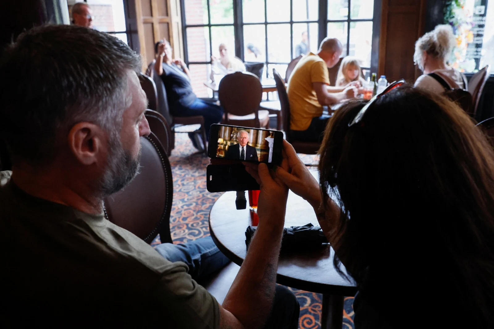 אנגלים בפאב צופים בנאומו של המלך צ'ארלס