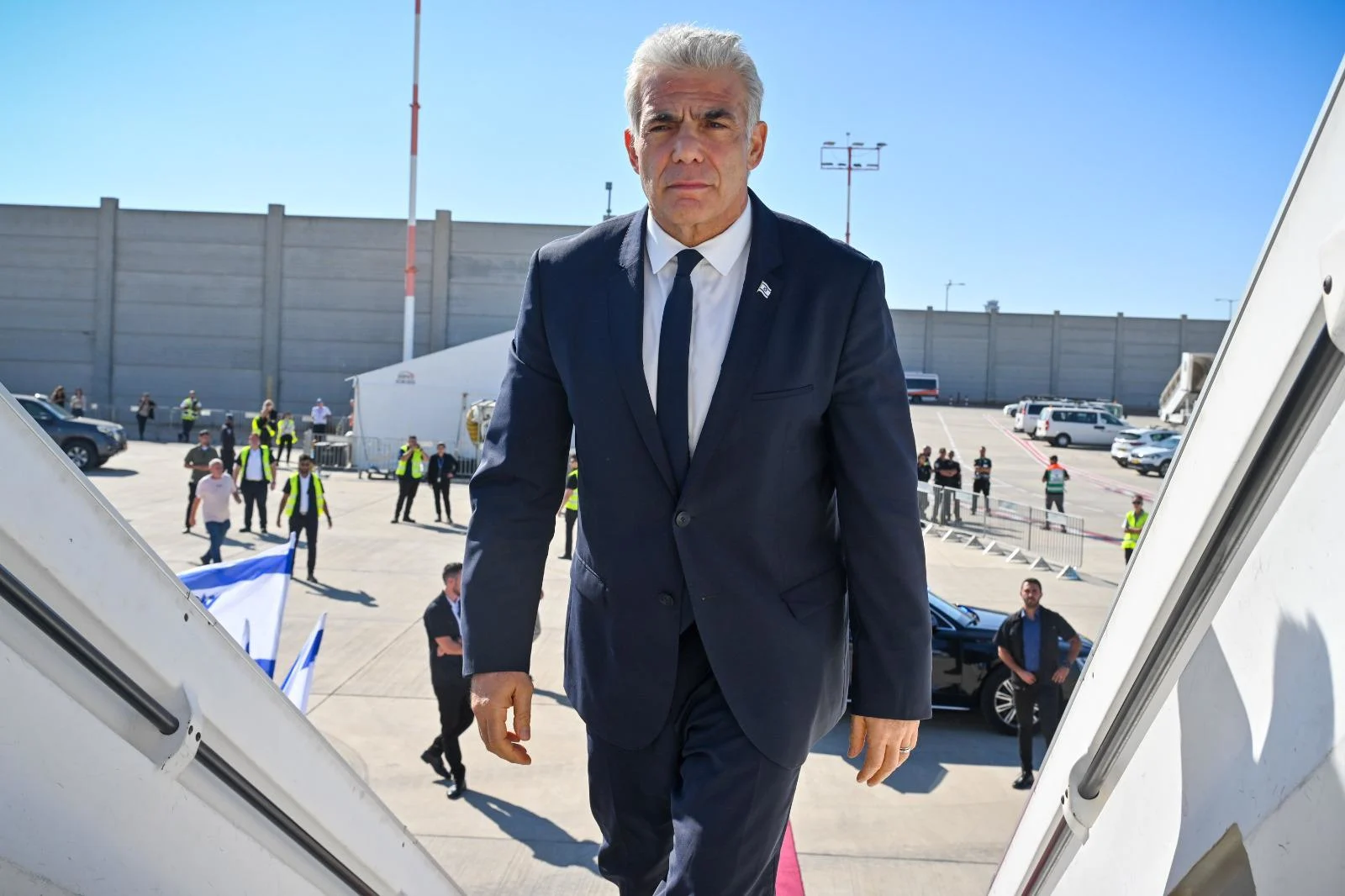 ראש הממשלה יאיר לפיד עם המראתו לביקור מדיני בברלין