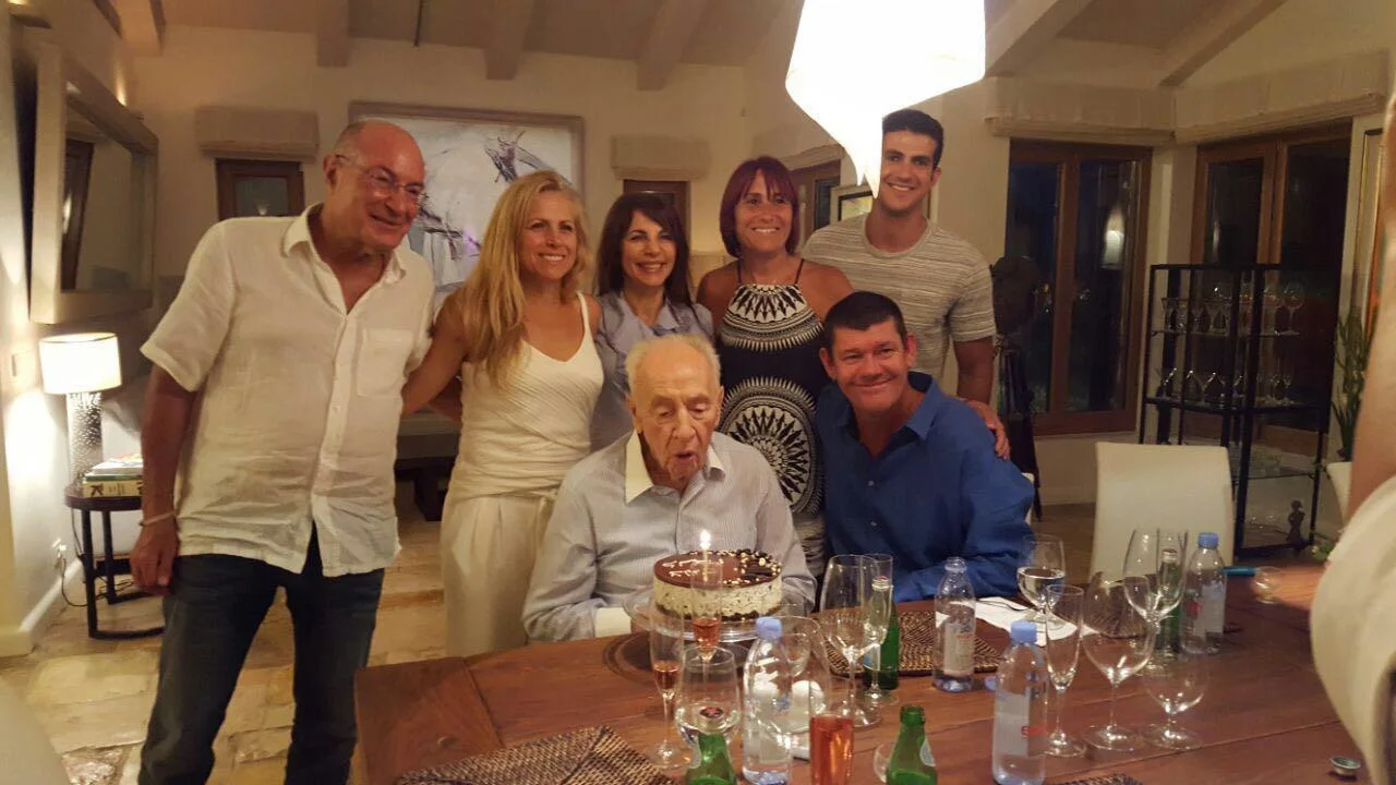 ''באירוע שאתה מארח ברור שיש שמפניה ורודה על השולחן''. ג'יימס פאקר, ארנון מילצ'ן, הדס קליין, שמעון פרס ז''ל על יד כוס השמפניה הורודה