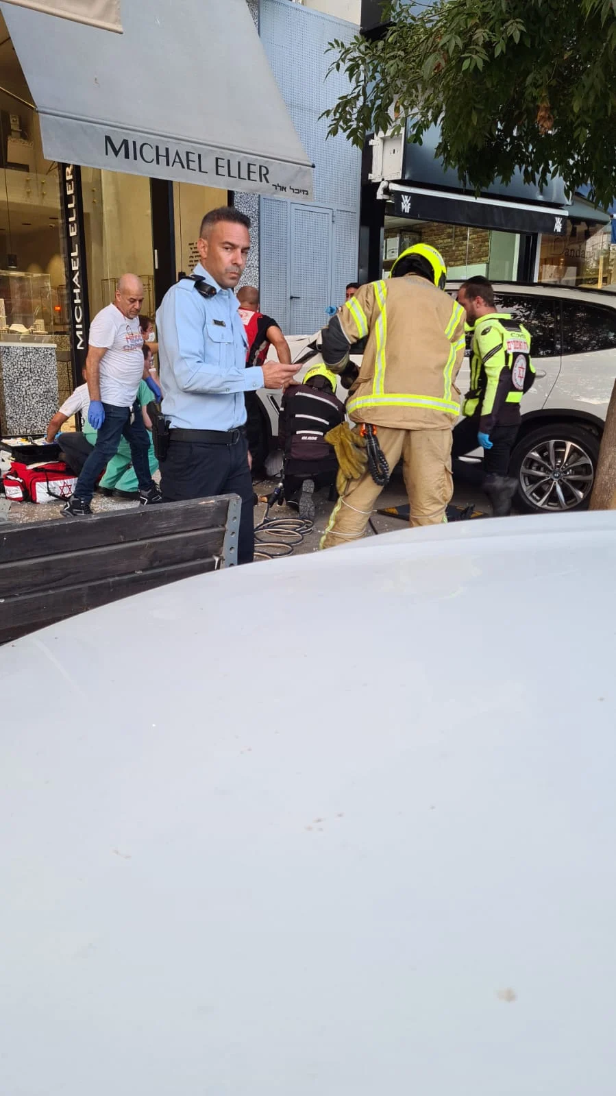 הזירה בכיכר המדינה רכב עלה על מדרכה