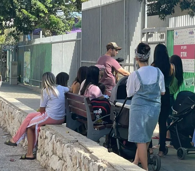 הורים מחוץ למעון נעמת הסגור בחולון