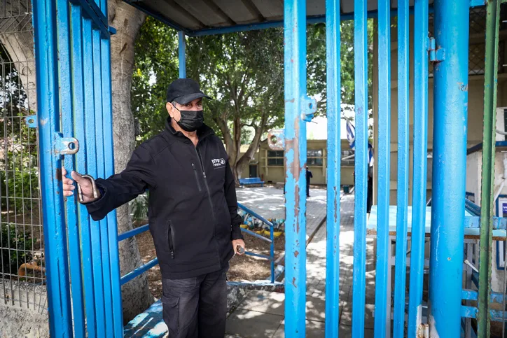 שער כניסה לבית ספר