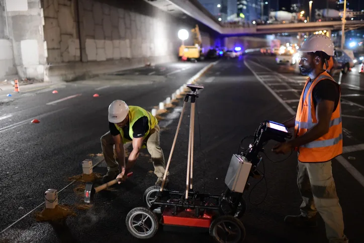 העבודות על הבולען שנוצר בנתיבי איילון
