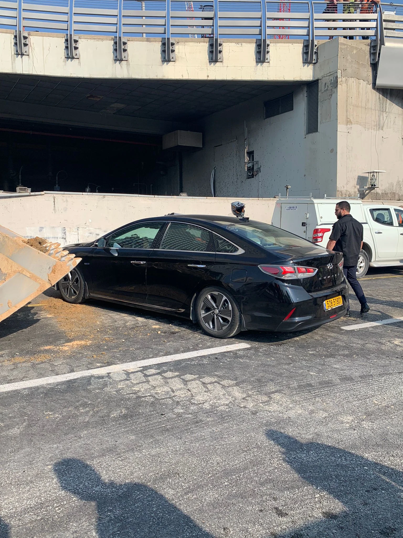 רכב השרד של מרב מיכאלי באזור הבולען באיילון