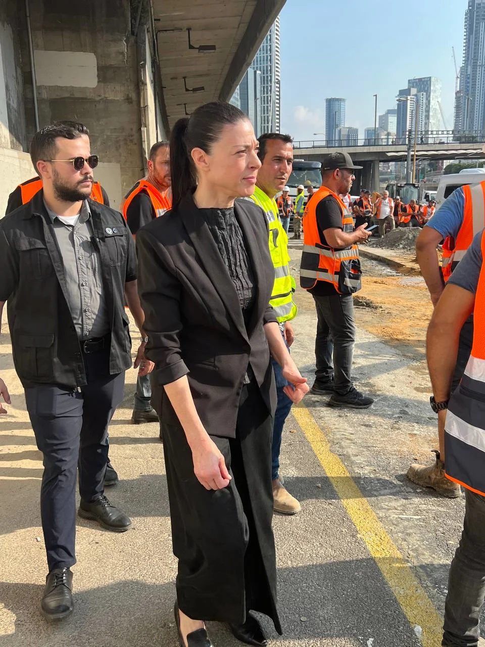 השרה מרב מיכאלי באזור הבולען על איילון