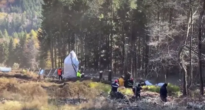 צוותי חילוץ באיטליה בזירת האסון