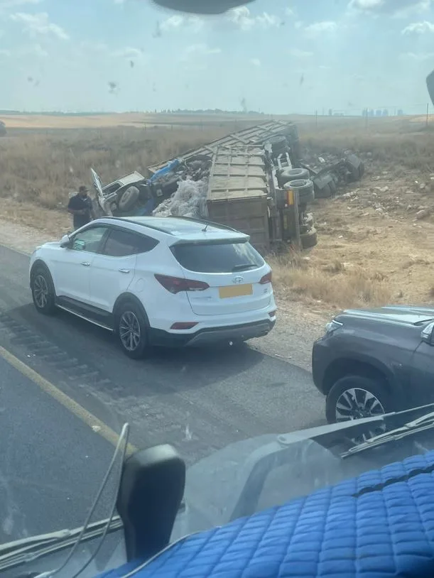 זירת התאונה בין שני משאיות בכביש 6