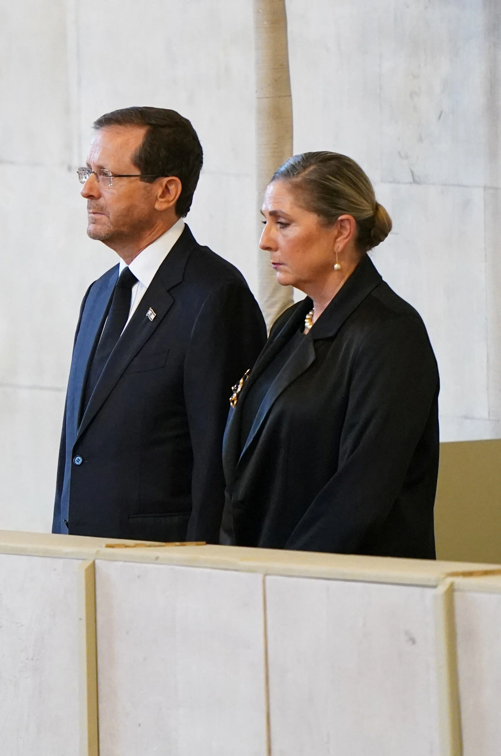 הנשיא הרצוג ורעייתו מיכל לצד ארונה של המלכה אליזבת'