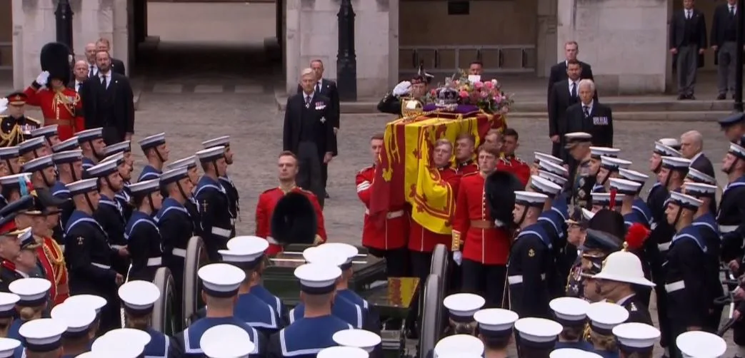ארונה של המלכה אליזבת' בתחילת טקס ההלוויה