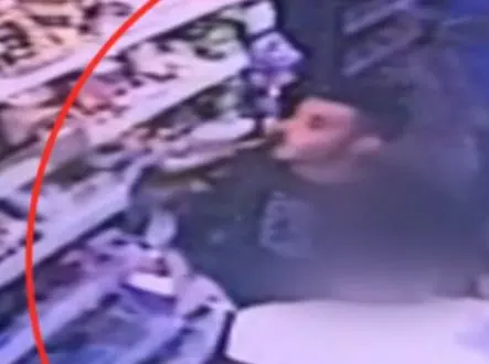 תיעוד המחבל בקיוסק, דקות לפני הרצח