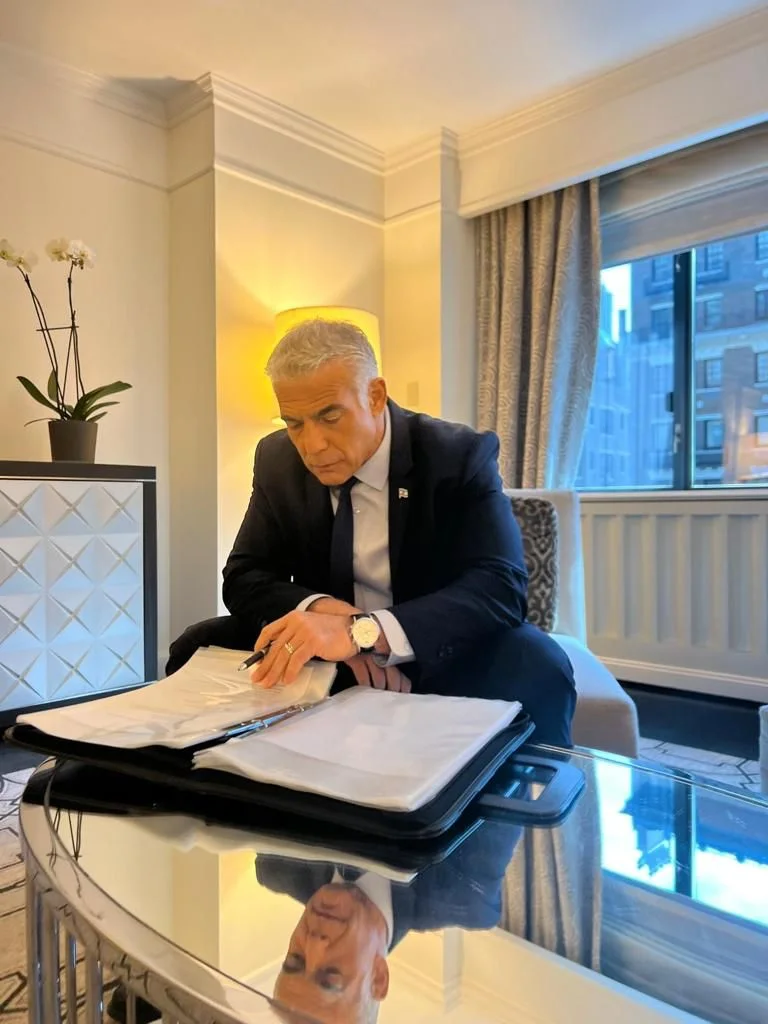 לפיד מתכונן לנאומו