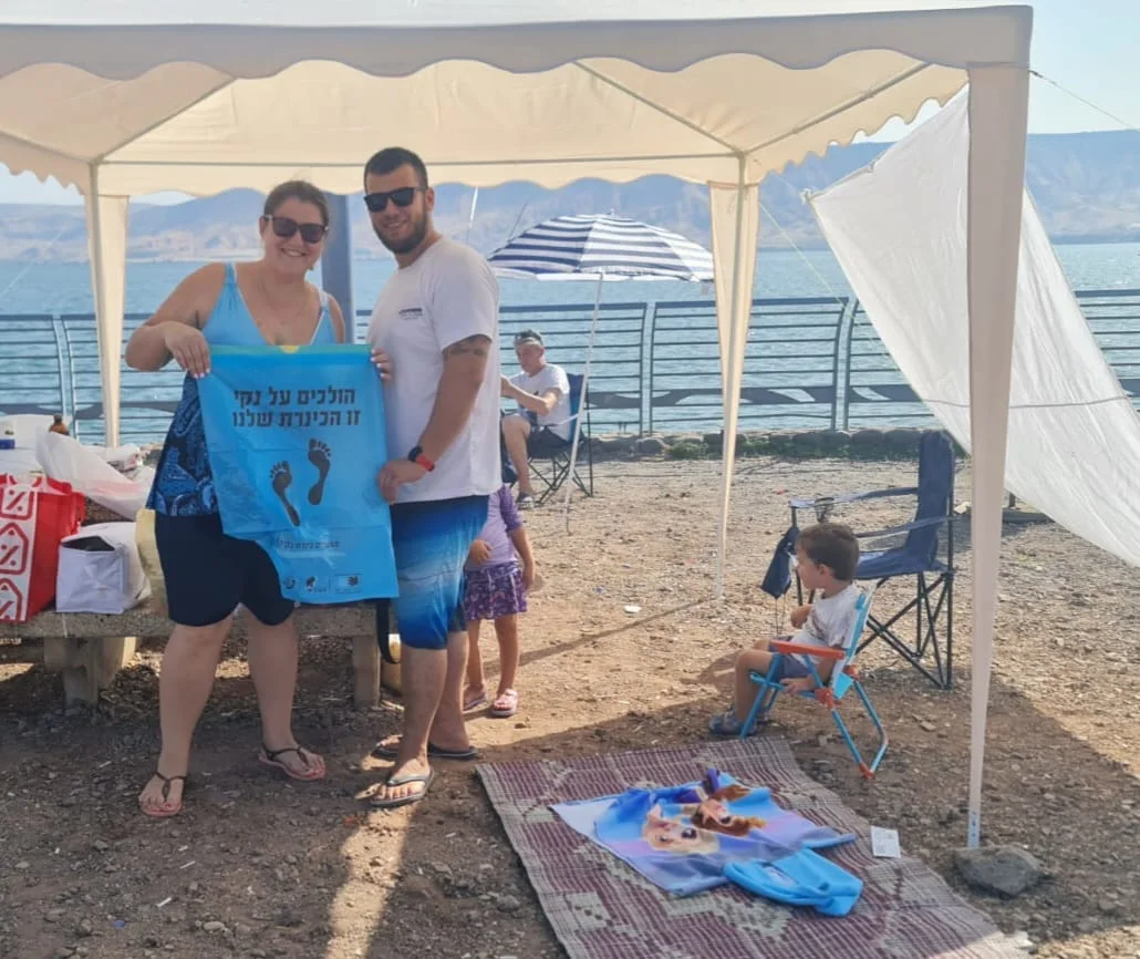נופשים בחוף צינברי עם שקית אשפה: ''הולכים על נקי! זו הכנרת שלנו''