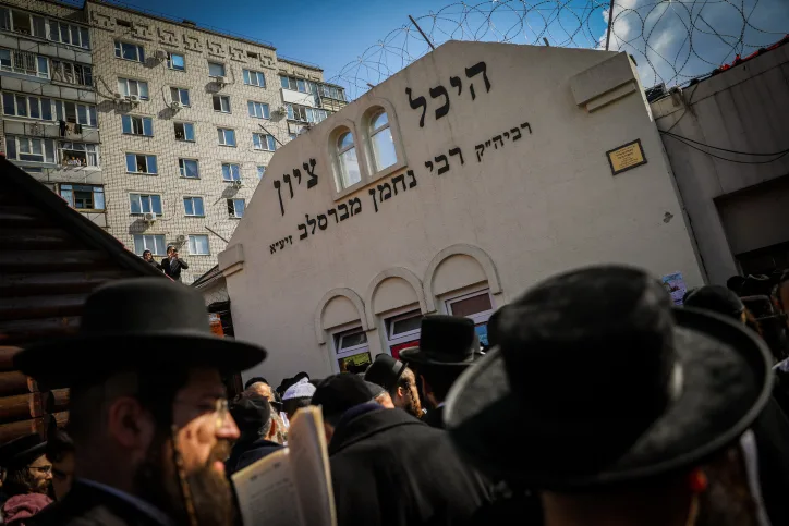 חסידים מציינים את ערב ראש השנה התשפ''ג ליד קברו של הרבי נחמן מברסלב באומן, אוקראינה