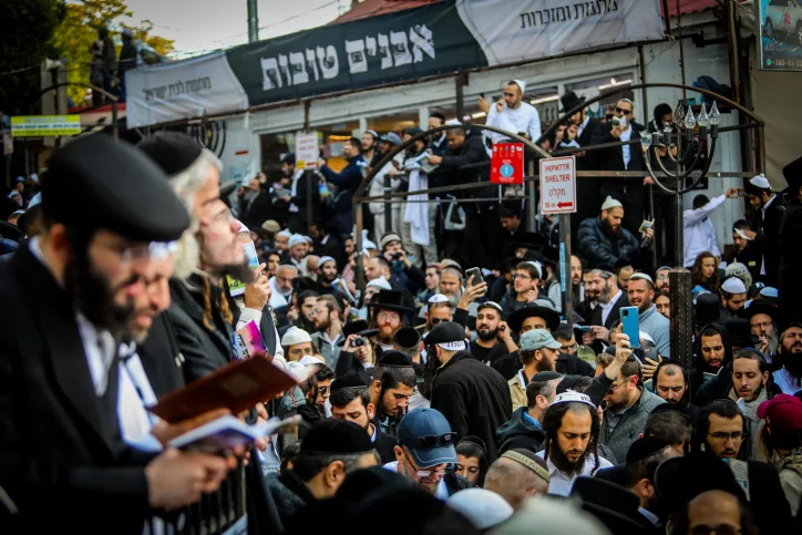 חסידים מציינים את ערב ראש השנה התשפ''ג ליד קברו של הרבי נחמן מברסלב באומן, אוקראינה