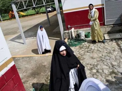 ילדי הכת ''לב טהור'' במתחם הכת במקסיקו