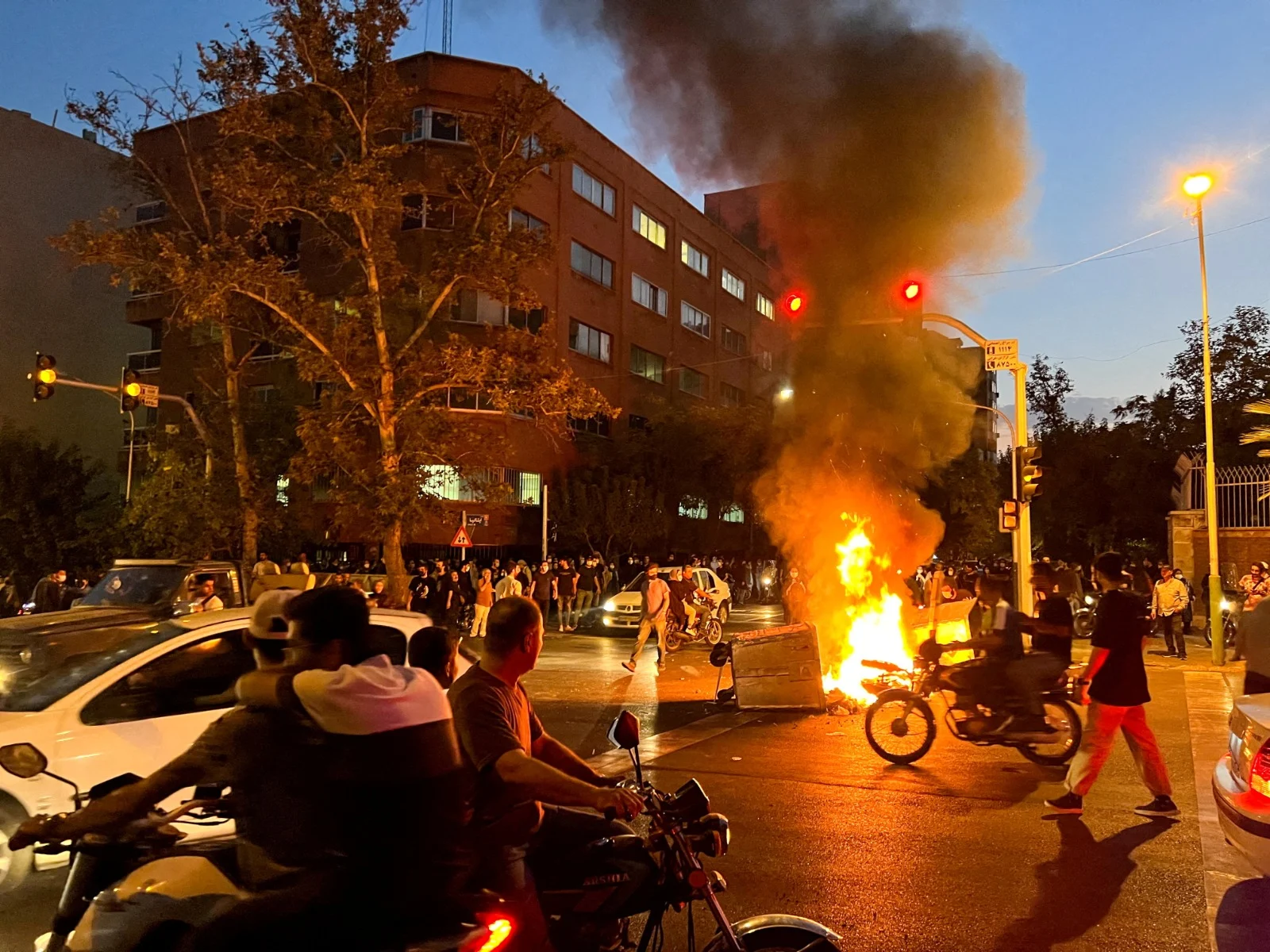 נמשכות ההפגנות בבירה טהרן