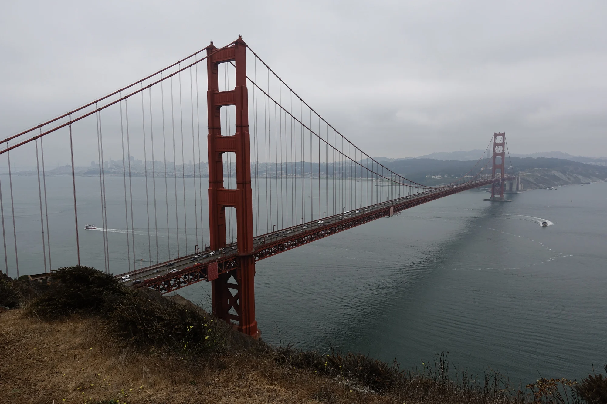 Golden,gate,bridge,with,clouds