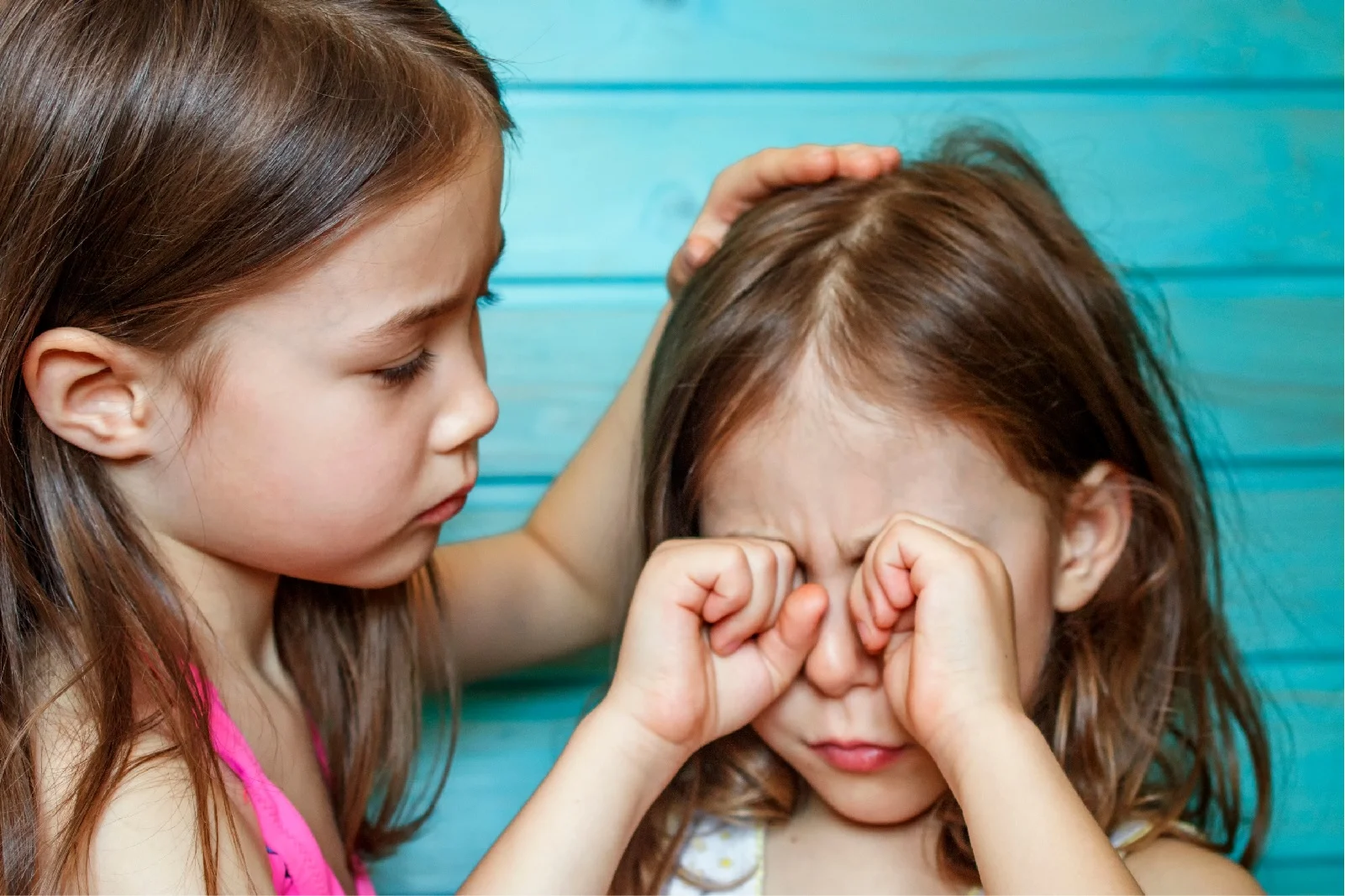 ילדה מנחמת חברה