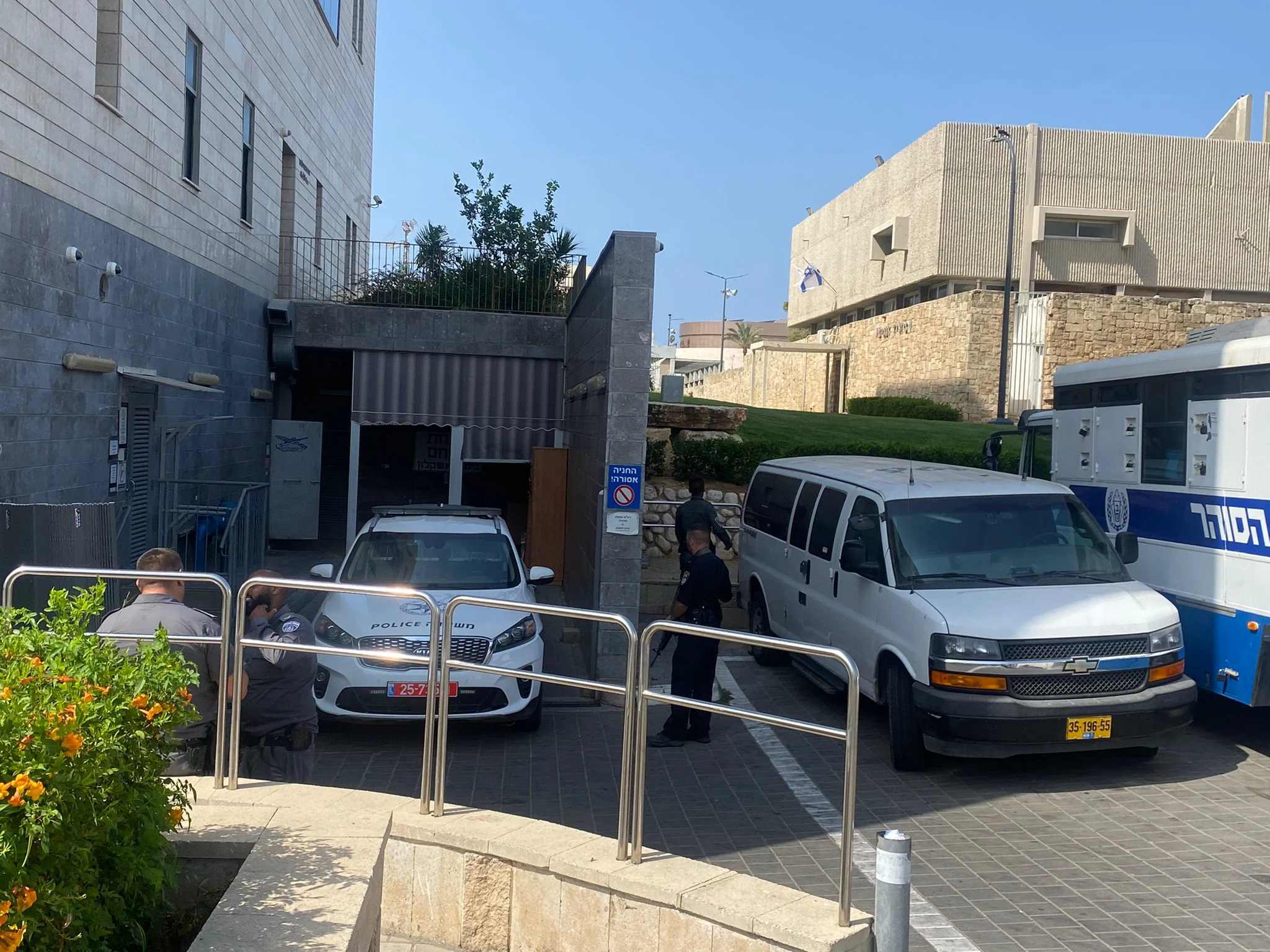 אבטחה מחוץ לבית המשפט במהלך הדיון בהארכת המעצר של החשודים ברצח בני שלמה