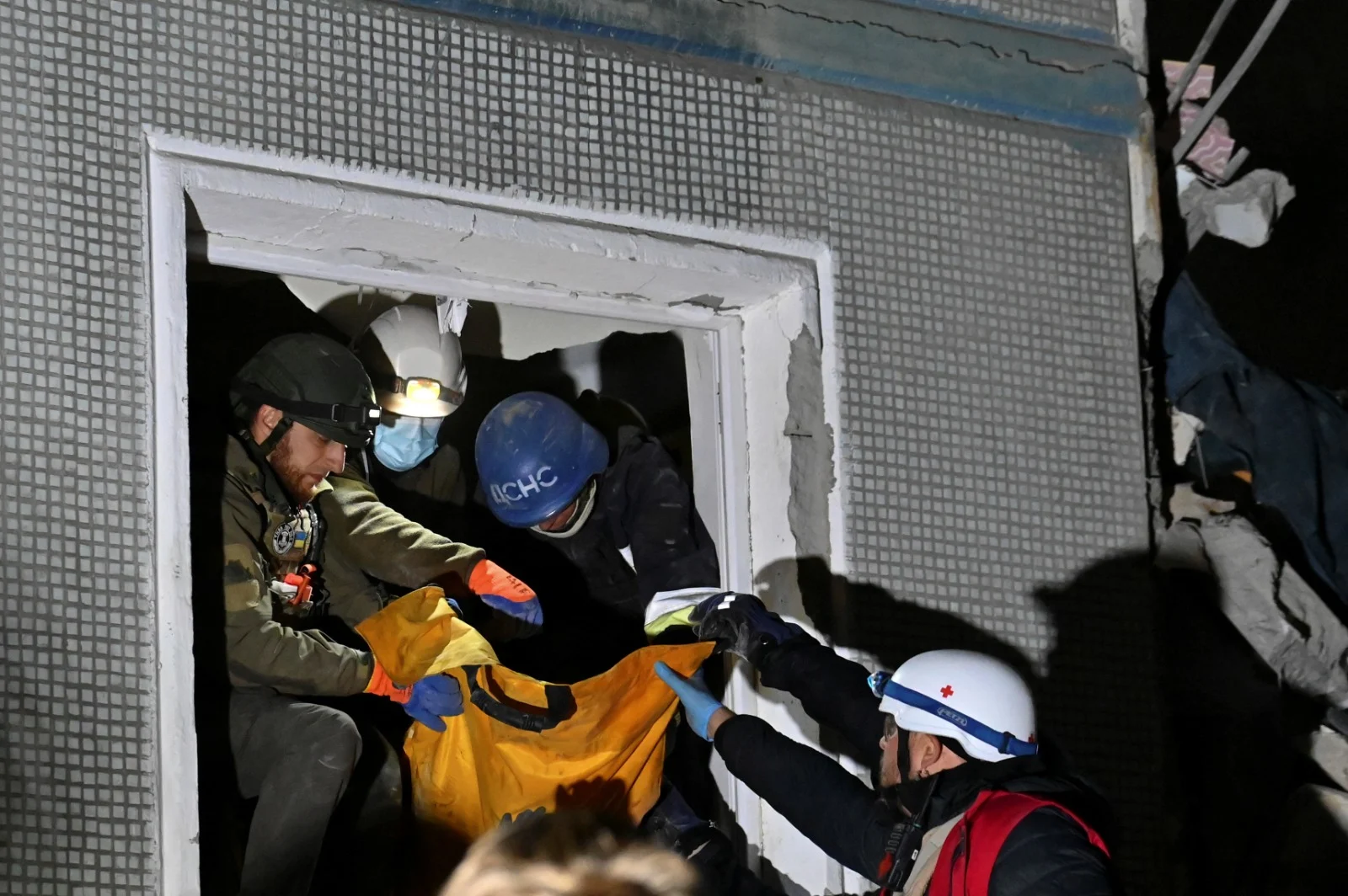 מחלצים אנשים מתוך הריסות בתים בז'פוריז'יה אחרי הפצצה רוסית