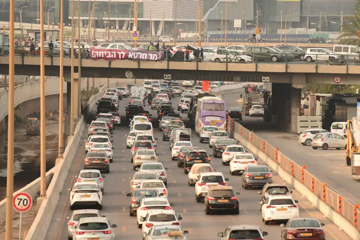 פקקים בנתיבי איילון, כבישים