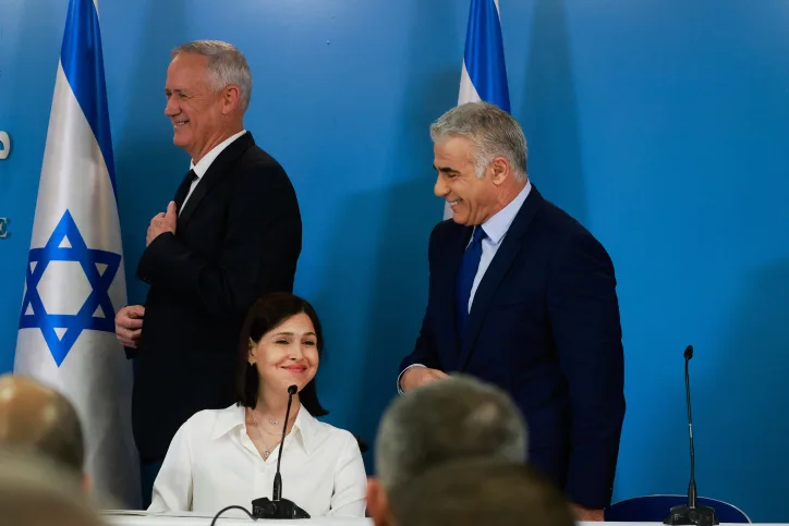 גנץ ולפיד במסיבת העיתונאים שבה הוצג ההסכם עם לבנון