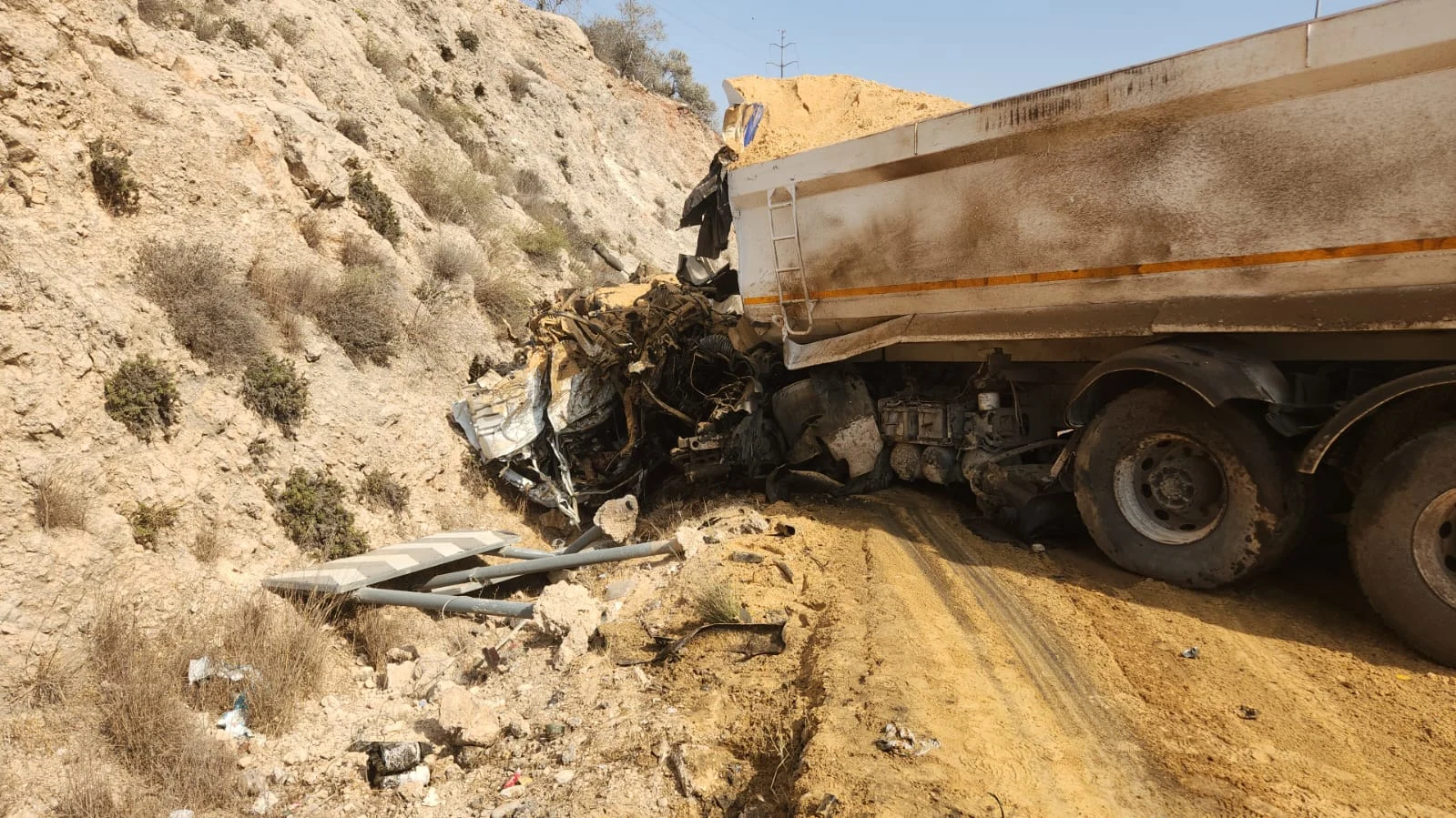 זירת תאונת המשאיות סמוך לצומת תפוח