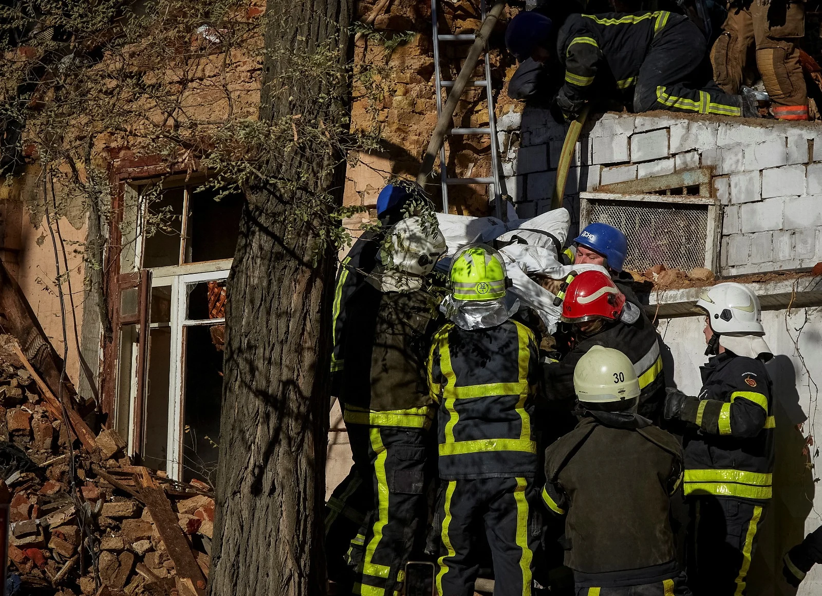 חילוץ פצועים והרוגים בקייב לאחר מתקפת המל''טים הרוסית