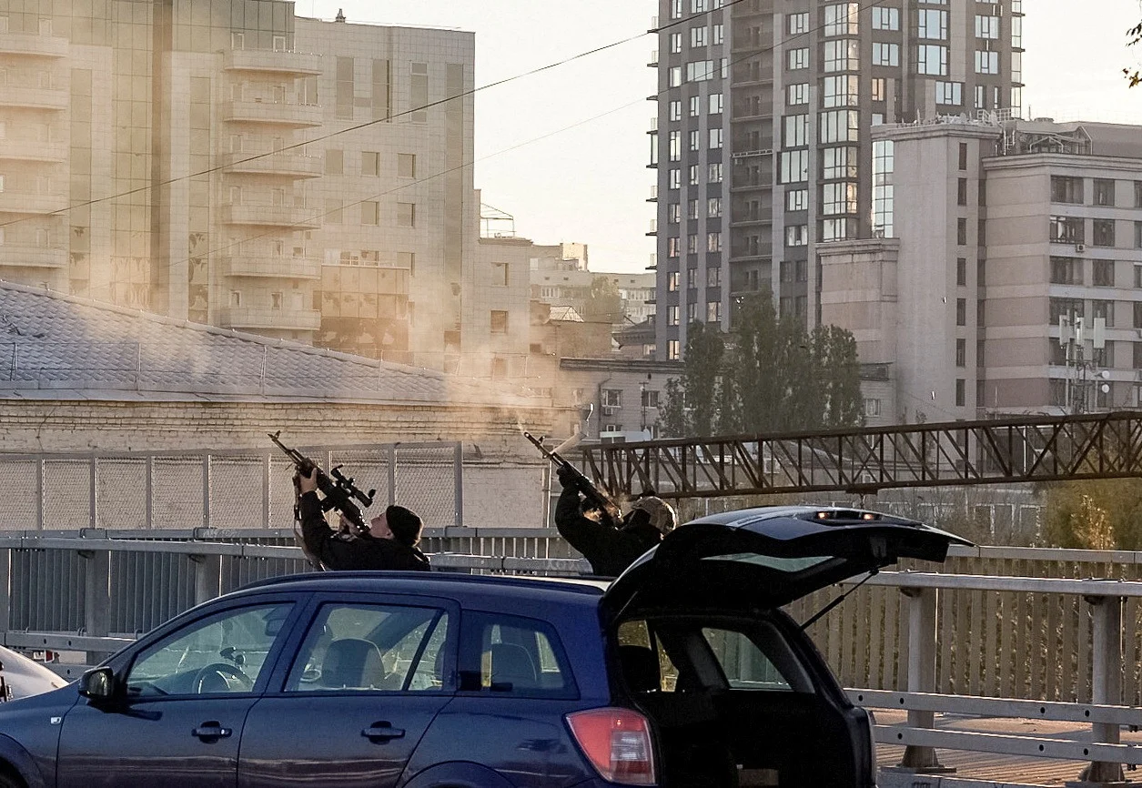 שוטרים אוקראינים יורים במל''טים שנשלחו מרוסיה