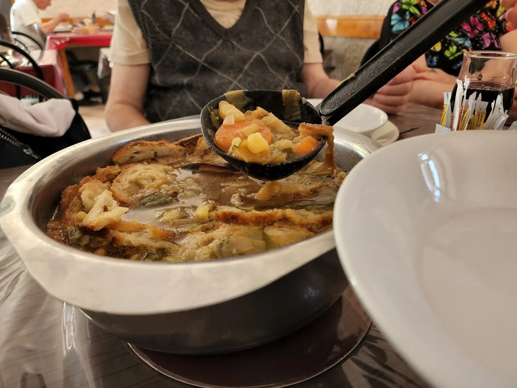 מרק ירקות עשיר ב Cafe de la Place. צילום: צבי חזנוב