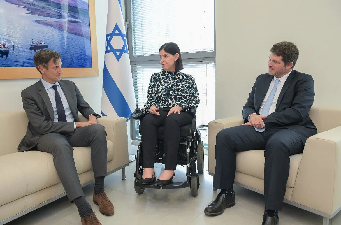 שרת האנרגיה קארין אלהרר בפגישה עם בכירי חברת טוטאל שתקדח במאגר צידון