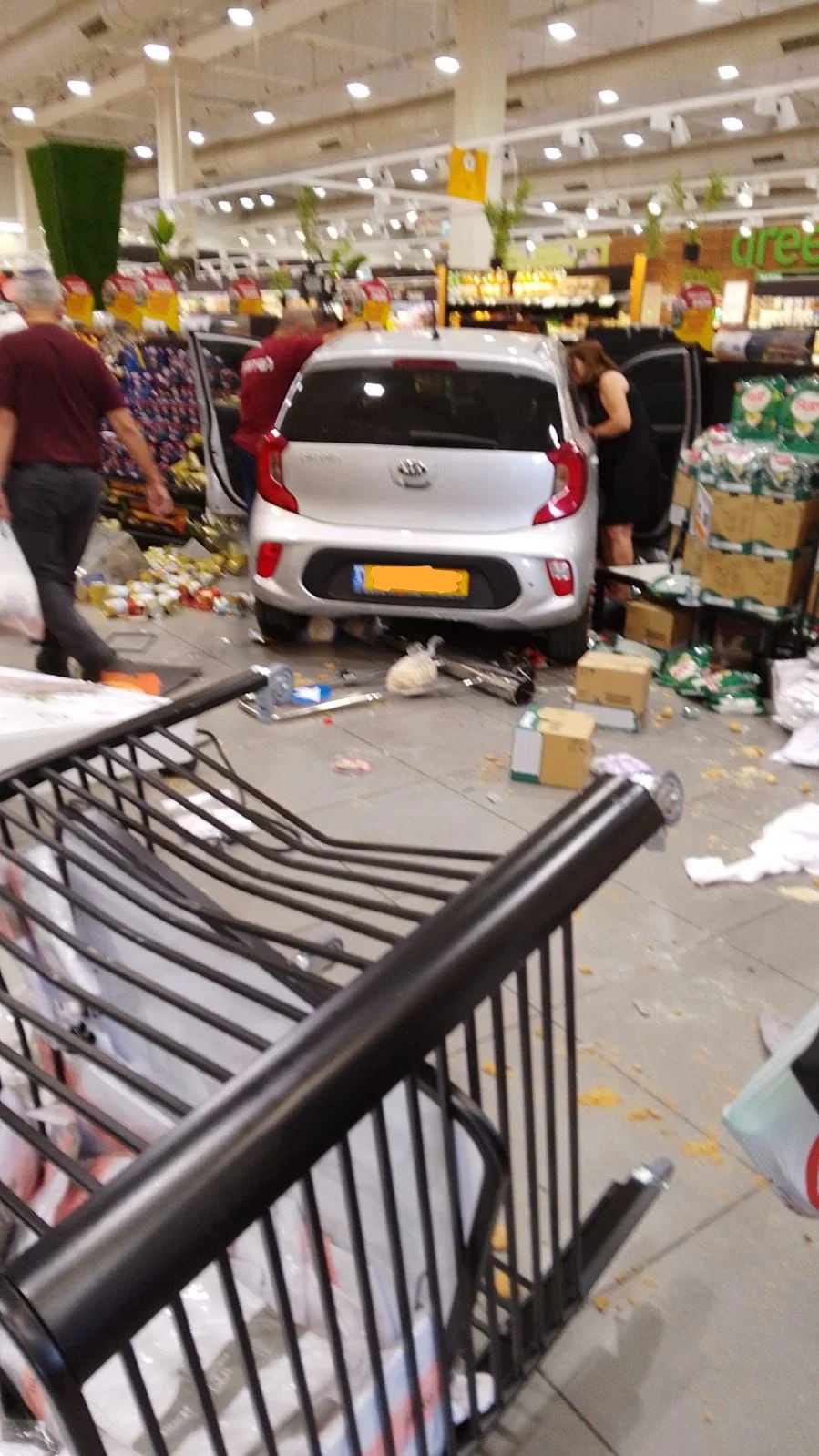 זירת האירוע במרכז המסחרי ''ביג'' ביהוד