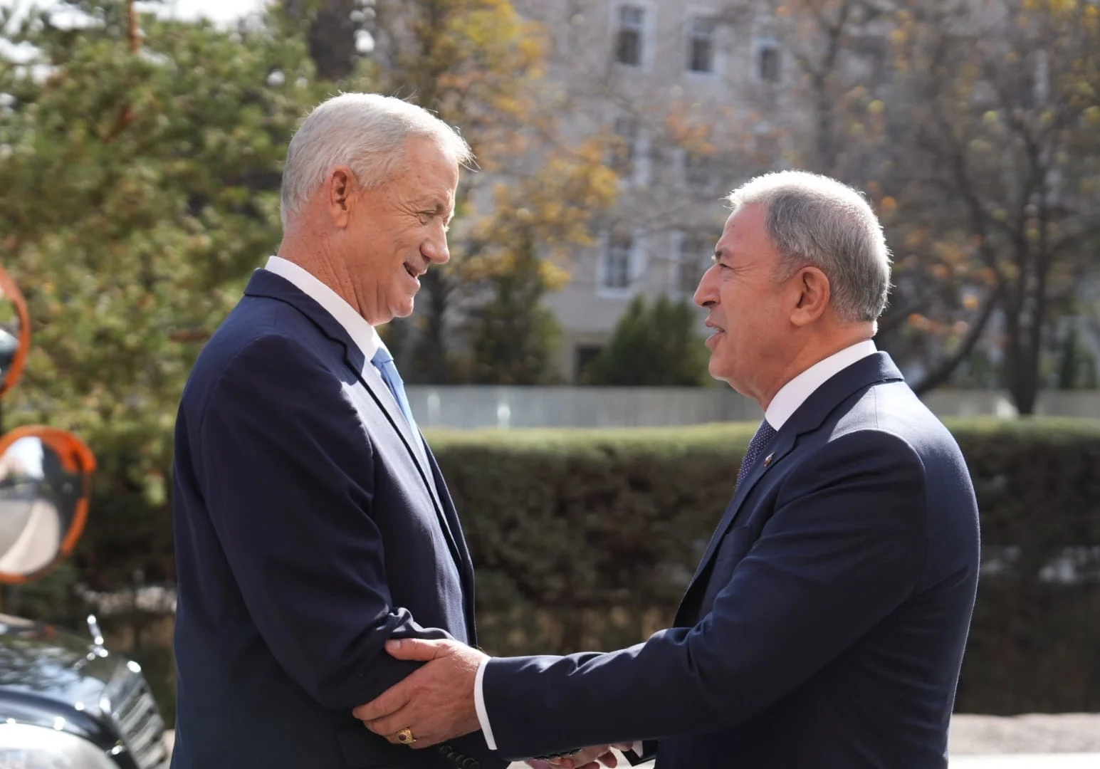 שר הביטחון בני גנץ עם שר ההגנה הטורקי חולוסי אקאר