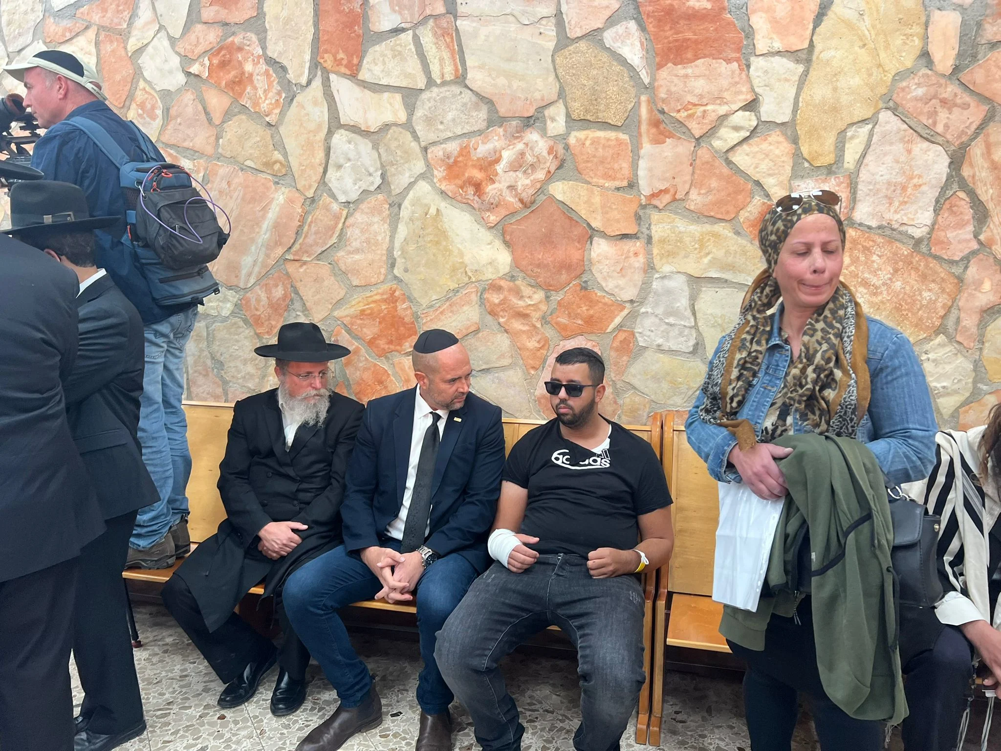 דניאל, בנו של רונן, עם הח''כים אמיר אוחנה ואוריאל בוסו מש''ס