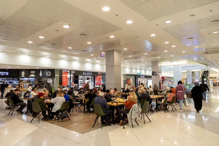 ישראלים בקניון