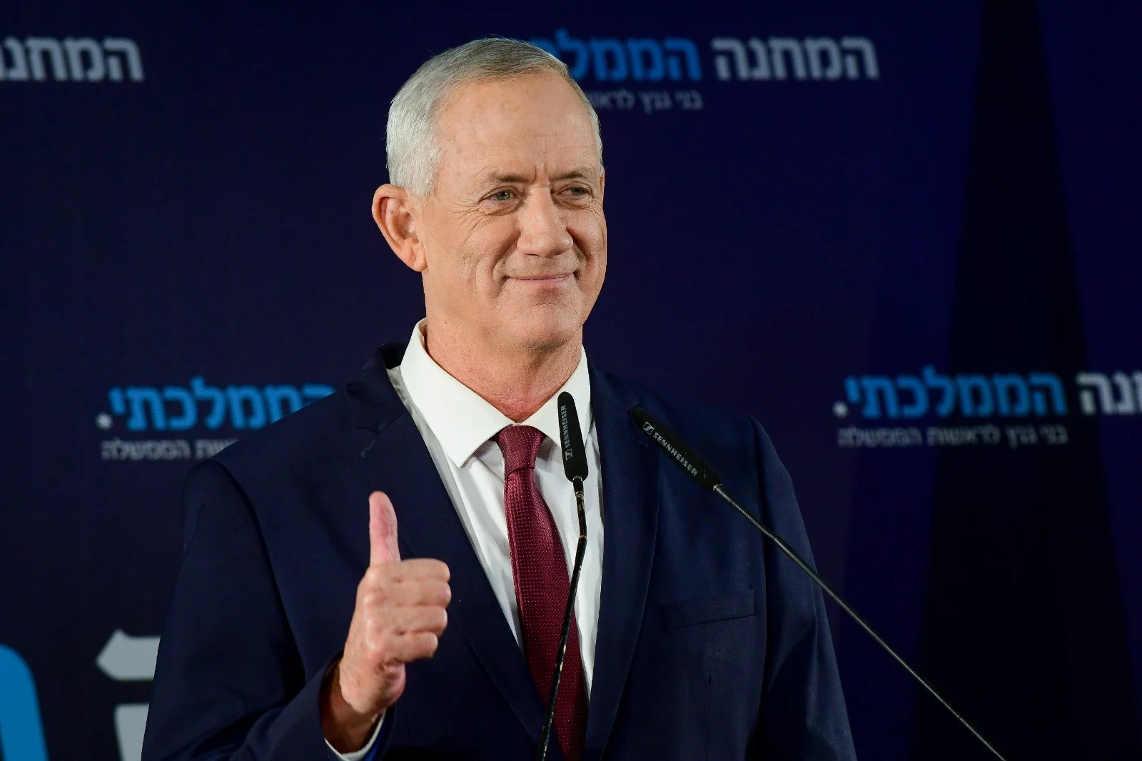 בני גנץ נואם במטה המחנה הממלכתי בליל הבחירות 2022