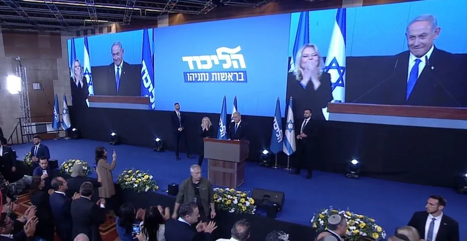 יו''ר הליכוד בנימין נתניהו עולה לנאום בליל הבחירות